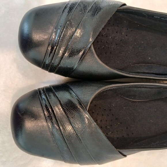 CLARKS ARTISAN LEATHER BLACK FLATS - Picture 2 of 6